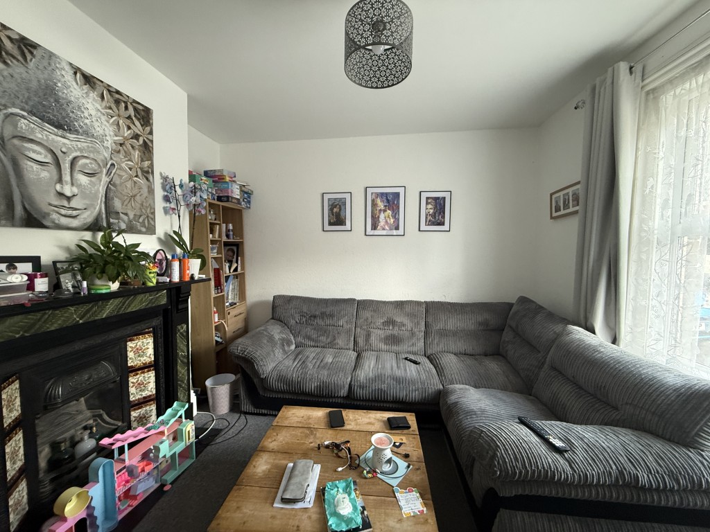 Lot: 102 - FREEHOLD HOUSE FOR INVESTMENT - Living room wit smooth painted walls and grey carpet